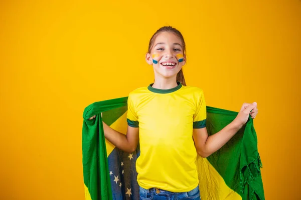 Футбольный Болельщик Сборной Бразилии Красивая Маленькая Девочка Болеет Свою Команду — стоковое фото