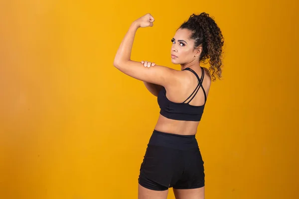 Mujer Joven Atlética Mostrando Músculos Espalda Bíceps — Foto de Stock
