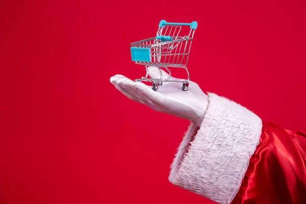 圣诞老人和超级市场 他正在展示一辆迷你购物车 圣诞节和购物概念 — 图库照片
