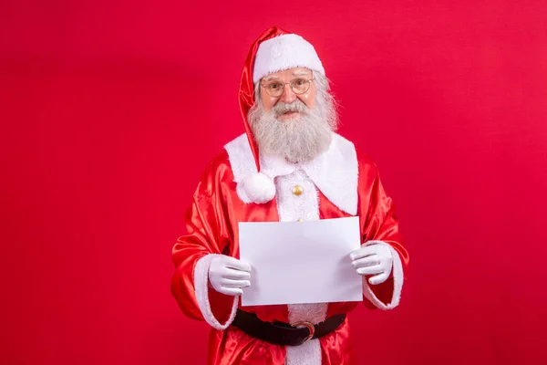 Glad Jultomten Håller Tom Styrelse Isolerad Röd Bakgrund Med Kopia — Stockfoto