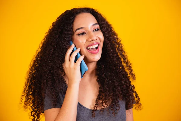 Sarı Arka Planda Cep Telefonuyla Konuşan Mutlu Afro Amerikan Genç — Stok fotoğraf