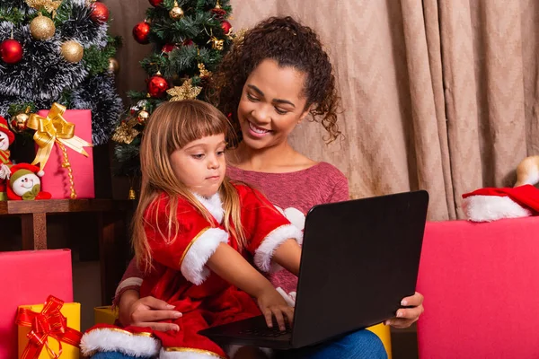 Familia Madre Niña Uso Computadora Portátil Casa Vacaciones Navidad —  Fotos de Stock