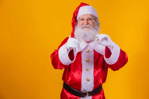 Weihnachtsmann Mit Spritze Und Impfstoff Der Hand Der Weihnachtsmann Hält — Stockfoto
