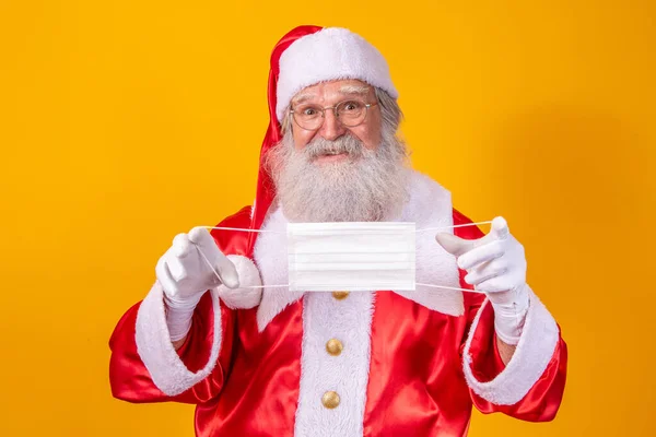Vero Babbo Natale Con Sfondo Giallo Con Una Maschera Protettiva — Foto Stock