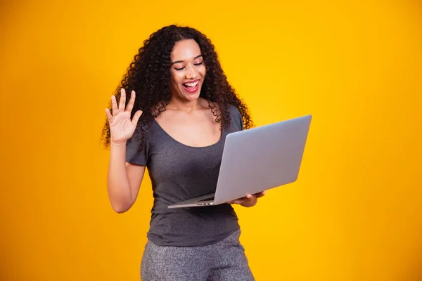 Afstand Portret Van Opgewonden Jonge Afro Vrouw Met Laptop Computer — Stockfoto