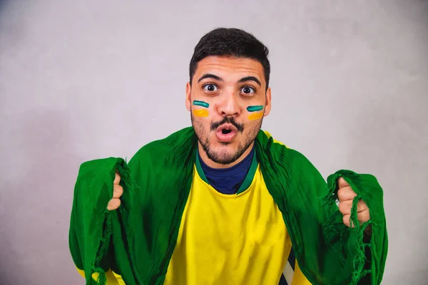 Abanico Brasileño Con Una Bandera Espalda Animando Brasil Para Ganar — Foto de Stock