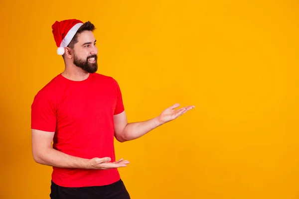 Pohledný Muž Oblečený Vánoce Santa Claus Klobouku Ukazuje Volný Prostor — Stock fotografie