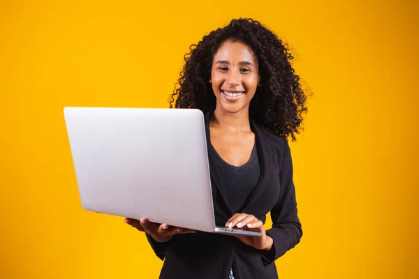 使用手提电脑的年轻非洲女人 — 图库照片