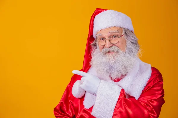 Grappig Blij Opgewonden Oud Bebaarde Kerstman Gezicht Dragen Kostuum Kijken — Stockfoto