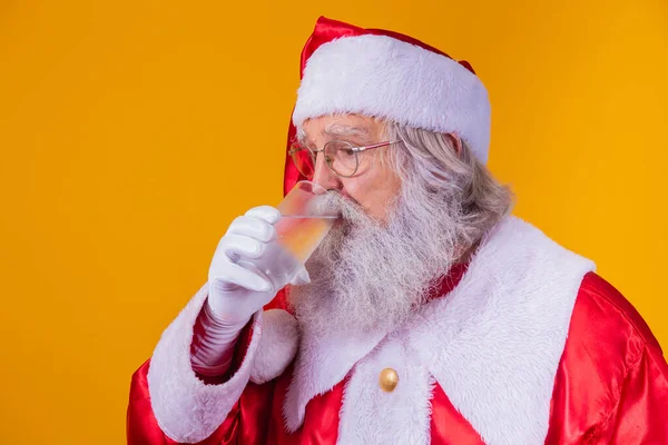 Santa Claus Bebiendo Vaso Agua Sobre Fondo Amarillo Con Espacio — Foto de Stock
