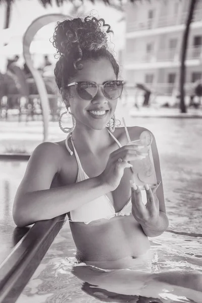 Mujer Joven Vacaciones Piscina Del Hotel Tomando Una Deliciosa Bebida — Foto de Stock
