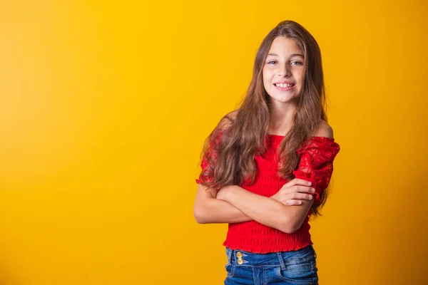 Adorável Pouco Pré Adolescente Menina Fundo Amarelo Sorrindo Com Braços — Fotografia de Stock