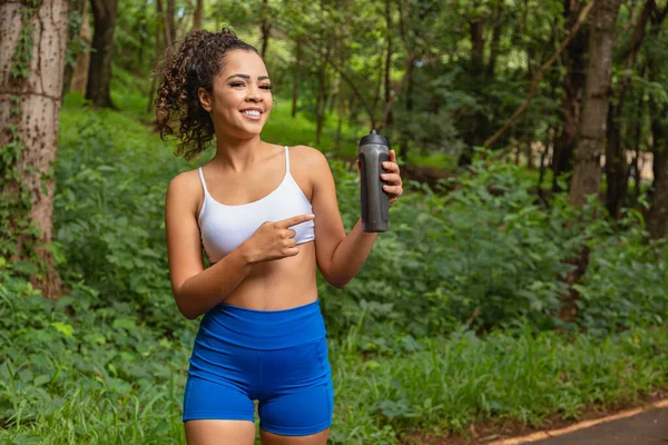 Joven Afro Mujer Parque Sosteniendo Una Botella Agua — Foto de Stock