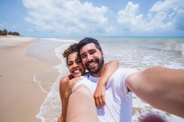 Mladý Milující Pár Drží Jeden Druhého Pláži Dělat Selfie — Stock fotografie