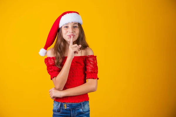 Маленькая Девочка Одетая Рождество Делает Знак Молчания Желтом Фоне — стоковое фото