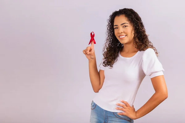 Закриття Молодої Жінки Яка Тримає Символ Раку Червоної Стрічки Або — стокове фото