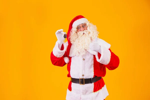 Weihnachtsmann Trägt Autoschlüssel Bei Einer Besonderen Aktion Zum Jahresende — Stockfoto