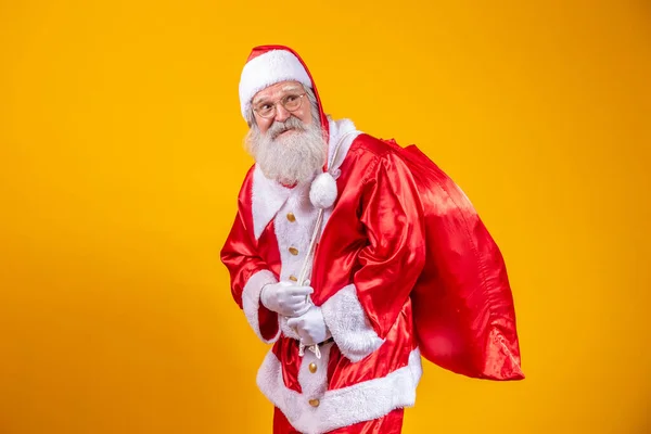 Reale Babbo Natale Con Uno Sfondo Rosso Indossando Occhiali Guanti — Foto Stock
