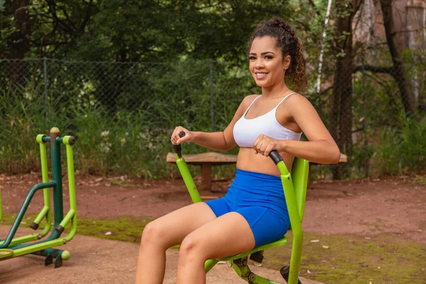 Mujer Joven Haciendo Ejercicio Parque Mujer Joven Haciendo Ejercicio Musculación — Foto de Stock