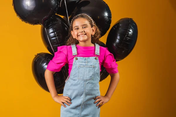 Glimlachend Klein Meisje Met Zwarte Ballonnen Zwarte Vrijdag Lage Prijs — Stockfoto