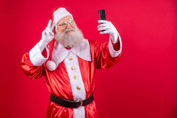 Der Weihnachtsmann Macht Ein Selfie Mit Dem Smartphone — Stockfoto