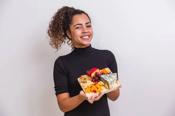 Jonge Vrouw Met Een Plank Met Verschillende Soorten Snacks Kaas — Stockfoto