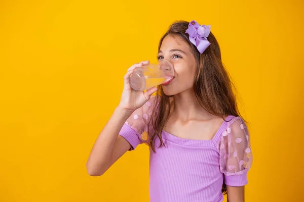 美丽健康的小女孩喝了一杯水 — 图库照片
