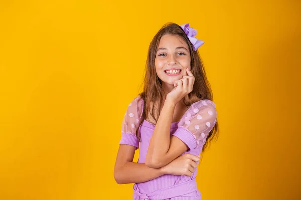 Porträt Eines Glücklich Lächelnden Kindermädchens Auf Gelbem Hintergrund — Stockfoto
