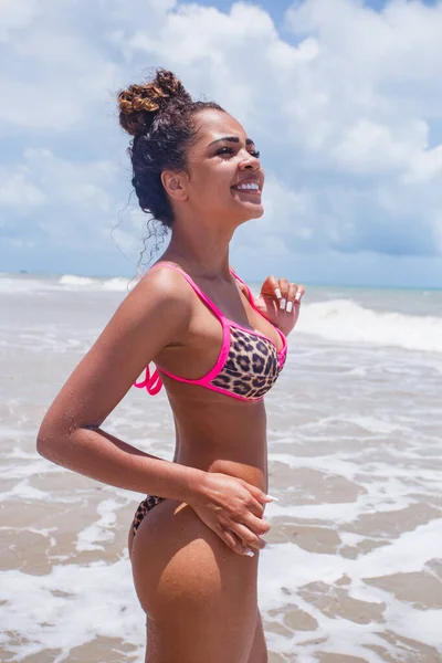 Siyah Afro Genç Tatlı Kız Kıvırcık Saçlı Bikinili Plajlı Afro — Stok fotoğraf