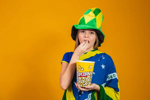 ゲームを見るためにポップコーンとブラジルのファン エンターテインメントとスポーツのコンセプト — ストック写真