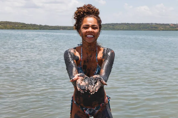 Młoda Afro Kobieta Kąpiąca Się Naturalnej Gliny Rzece — Zdjęcie stockowe