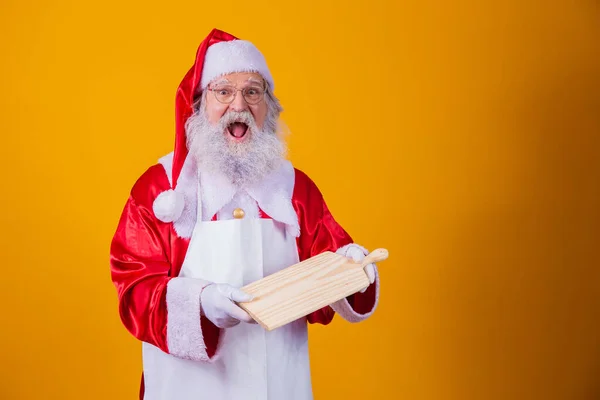 Santa Claus Ubrany Fartuch Gospodarstwa Puste Deska Mięsa Żółtym Tle — Zdjęcie stockowe