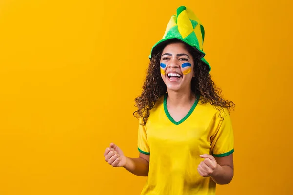 ブラジルのファン 絵の具を化粧としてサッカーやサッカーの試合を黄色の背景で祝うブラジルのファン ブラジルの色 — ストック写真
