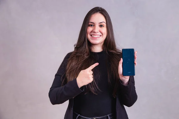 Vit Kvinna Pekar Mobiltelefon Med Utrymme För Text Grå Bakgrund — Stockfoto