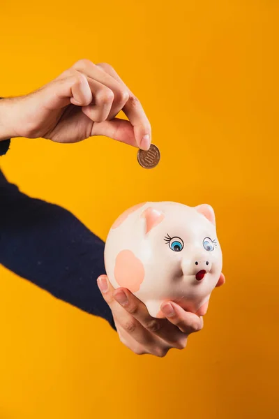 Domuzcuk bankasında elle para yatırmaya yakın çekim..