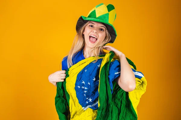 Блондинка Бразильский Вентилятор Празднует Желтом Фоне — стоковое фото
