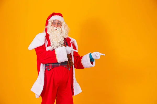 Weihnachtsmann Zeigt Auf Die Seite Mit Platz Für Text — Stockfoto