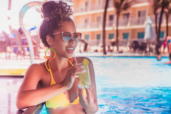 Young Woman Vacation Hotel Swimming Pool Having Delicious Alcoholic Drink — Stock Photo, Image