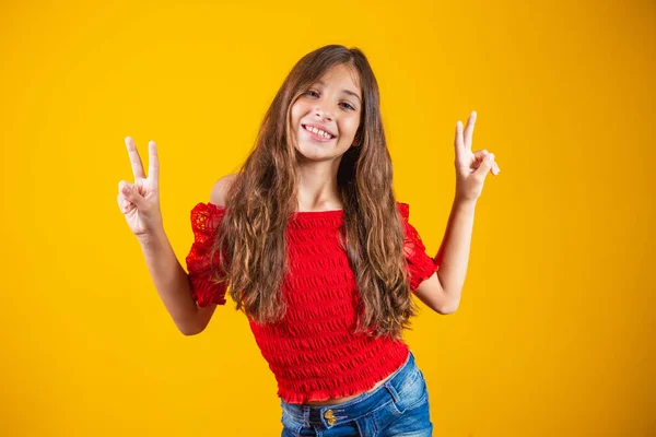 Photo Charming Delicate Preteen Girl Making Sign Smiling Isolated Yellow — Stock Photo, Image