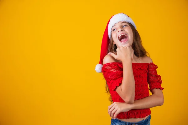 Маленькая Девочка Одетая Рождество Указывая Пальцем Свободное Место Смс Промо — стоковое фото