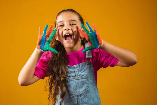 Αστείο Κορίτσι Χέρια Βαμμένα Χρωματιστή Μπογιά — Φωτογραφία Αρχείου