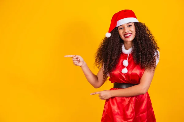 Jong Noelete Gekleed Voor Kerst Wijzend Naar Vrije Ruimte Voor — Stockfoto