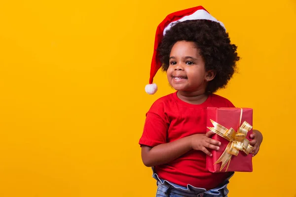 Sonriente Niño Afro Santa Claus Sombrero Rojo Con Regalo Navidad —  Fotos de Stock