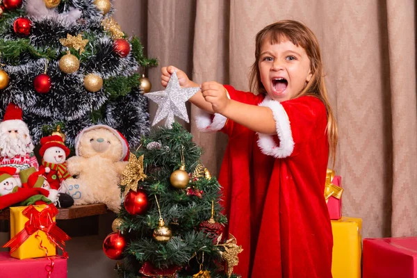 Καυκάσιος Παιδί Οργανώσει Διακοσμούν Χριστουγεννιάτικο Δέντρο Διασκέδαση Και Χαρούμενα Χριστούγεννα — Φωτογραφία Αρχείου