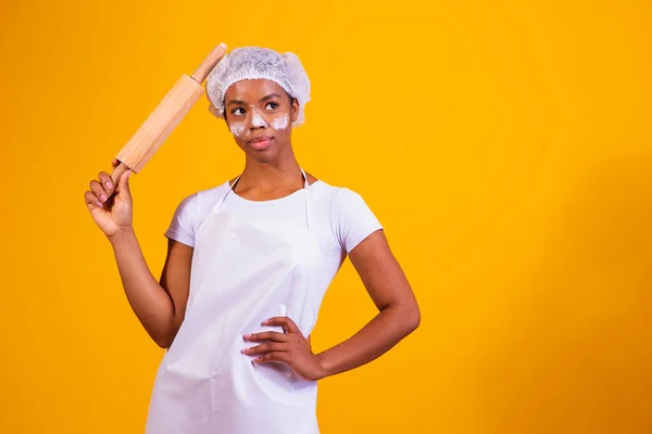 Jovem Menina Pizza Fabricante Fundo Amarelo Segurando Rolo Pin — Fotografia de Stock