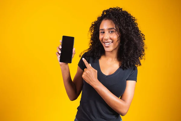 Afro Saçlı Boş Cep Telefonu Tutan Sarı Arka Planı Işaret — Stok fotoğraf