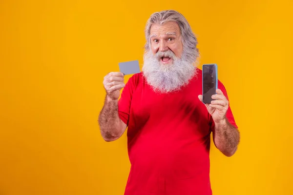 Portret Przystojnego Mikołaja Kartą Kredytową Smartfonem Pustym Ekranem Dla Tekstu — Zdjęcie stockowe