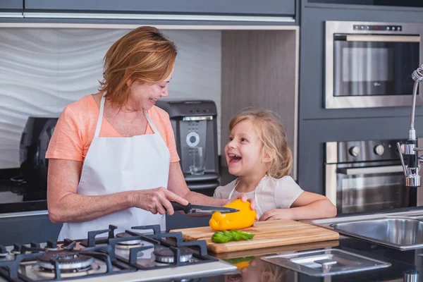 Elderly Mother Little Daughter Cooking Together Mother Daughter Cutting Vegetables — Stock Photo, Image
