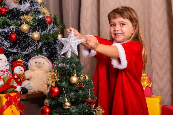 Kaukasisch Kind Regelen Versieren Kerstboom Met Leuke Vrolijke Kerst Feestelijke Rechtenvrije Stockafbeeldingen