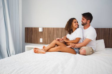 Otel ya da motel odasında birbirine aşık bir çift. Sevgililer Günü